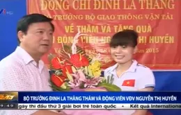 Bộ trưởng Đinh La Thăng trao 100 triệu đồng cho VĐV Nguyễn Thị Huyền