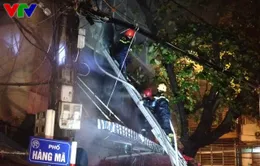 Cháy lớn thiêu rụi toàn bộ cửa hàng ở Hàng Mã