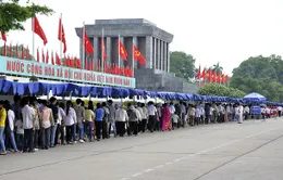 Đông đảo người dân vào Lăng viếng Chủ tịch Hồ Chí Minh