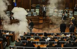 Phiên họp Quốc hội Kosovo hỗn loạn vì... hơi cay