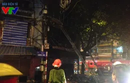 Chiến sĩ cứu hỏa dũng cảm vật lộn hàng giờ với ngọn lửa để khống chế đám cháy