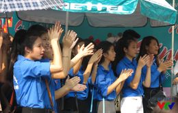 Hàng trăm bạn trẻ đội nắng tham gia Ngày hội Tân sinh viên 2015