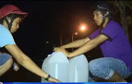 Kiên Giang: Hàng trăm người dân đi lấy nước ngọt ban đêm