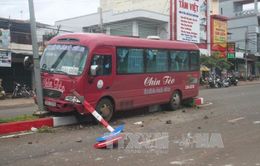 Bình Phước: Xe khách chạy tốc độ cao tông 1 phụ nữ bị thương