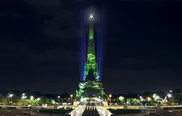 Tháp Eiffel biến thành khu rừng ảo khổng lồ