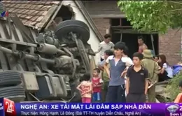 Nghệ An: Xe tải mất lái, đâm sập nhà dân