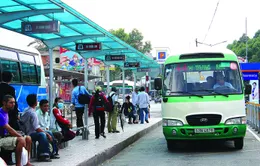 Thiếu nhà chờ, người dân TP.HCM đội nắng, đội mưa chờ xe bus