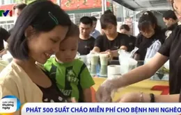 Phát 500 suất cháo miễn phí cho bệnh nhi nghèo