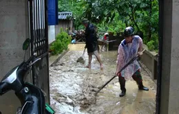 Quảng Ninh: Người dân tương trợ lẫn nhau dọn dẹp bùn đất sau mưa lũ