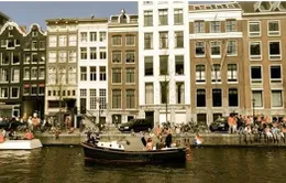 Vớt rác thải từ những con kênh ở Amsterdam