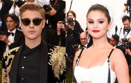 Justin “choáng” trước vẻ đẹp của Selena tại Met Gala 2015