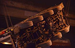Hà Nội: Xe cẩu trọng tải lớn đổ sập trong đêm