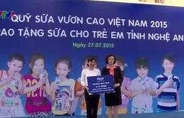 Quỹ sữa "Vươn cao Việt Nam" đến với con em gia đình chính sách tỉnh Nghệ An