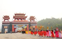 Hàng vạn du khách về dự khai hội Tây Thiên