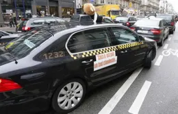 Lái xe taxi Pháp phong tỏa giao thông phản đối dịch vụ Uber