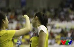 VTV Cup 2015: Trần Thúy bị Lê Thúy “thượng cẳng chân, hạ cẳng tay”