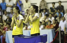 VTV Cup 2015: Hoa khôi Lê Thúy đứng ngồi không yên ở khu vực dự bị