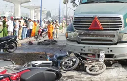 TP.HCM: Xe bồn đâm liên hoàn 6 xe máy, 7 người bị thương