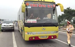Xe khách 2 lần lao vào CSGT bị tước phù hiệu 1 tháng