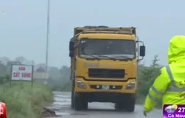Trốn trạm cân, xe quá tải cày nát đê sông Hồng