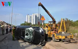 TP.HCM: Ô tô rơi khỏi cầu Rạch Cây, "bay" xuống đất