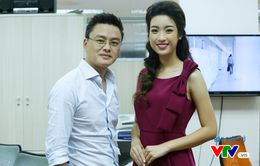 Hoa hậu Mỹ Linh thích thú chụp ảnh cùng các BTV VTV