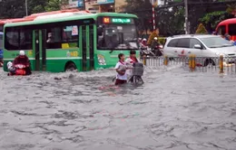 Cửa ngõ sân bay Tân Sơn Nhất lại ngập sâu sau mưa lớn