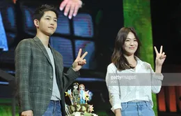 Song Joong Ki hào phóng tặng nhân viên máy tính bảng