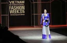 MC Phí Linh cá tính, đầy biến hóa tại Vietnam International Fashion Week