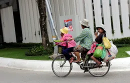 Xót thương cảnh người mẹ đơn thân nuôi con bại não