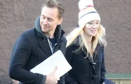 Tom Hiddleston sánh đôi bên bản sao Taylor Swift