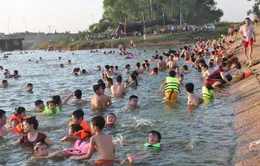 Hà Nội: Đập nước đông nghẹt người như ở bãi biển