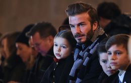 Ngắm Harper xinh như thiên thần trong vòng tay bố Beckham