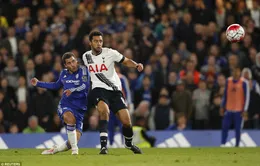 Chelsea 2-2 Tottenham: Hazard trao ngôi vương cho Leicester