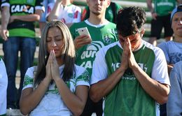 Hàng vạn CĐV Chapecoense hát vang tại SVĐ để tưởng nhớ những người hùng