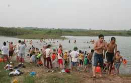 Trẻ em thích thú với bãi tắm tự nhiên ngoại thành Hà Nội