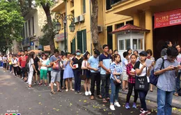 Độc giả xếp hàng dài xin chữ ký nhà văn Nguyễn Nhật Ánh