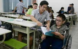 Hành trình gian nan của cậu sinh viên hiếu học bị bệnh teo cơ