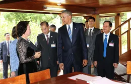 Tổng thống Obama thăm Nhà sàn Chủ tịch Hồ Chí Minh