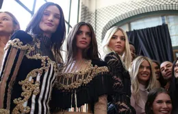 Dàn chân dài siêu hot hội tụ ở show thời trang Balmain
