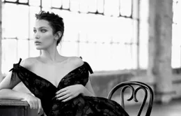 Bella Hadid khoe vai trần gợi cảm trên báo Nga