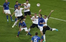 Jerome Boateng trở thành đề tài chế ảnh sau pha chơi bóng bằng tay khó tin