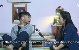 Nghị lực phi thường của chàng trai bại não viết nhạc bằng chân