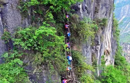 Trung Quốc: Trẻ em vùng sâu, vùng xa phải leo vách núi đến trường