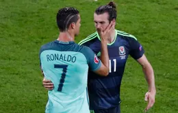 Soái ca Ronaldo "thơm" vai an ủi Gareth Bale sau thất bại