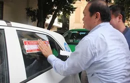 Hà Nội dán đề can tuyên truyền về ATGT cho xe taxi