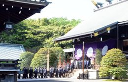 Thủ tướng Nhật Bản gửi đồ lễ tới đền Yasukuni