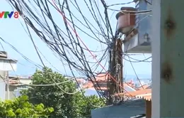 Dân bất an vì dây diện chằng chịt nằm ngay trên ban công