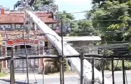 Huế: Cột điện bật gốc, mất điện trên diện rộng