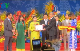 Tân Giáo sư trẻ tuổi nhất 2016 sinh năm 1975